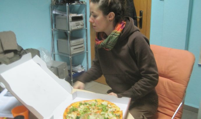 … zwischen Umzugskarton, schmierigen Händen & TV-Angeboten…