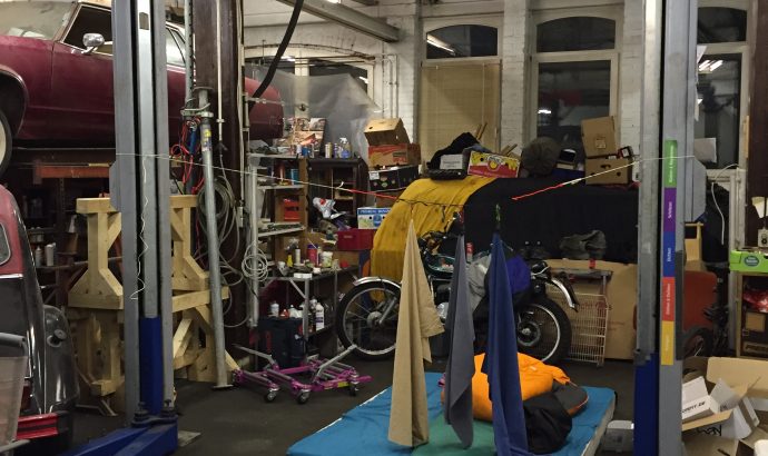 … zwischen Umzugskarton, schmierigen Händen & TV-Angeboten…