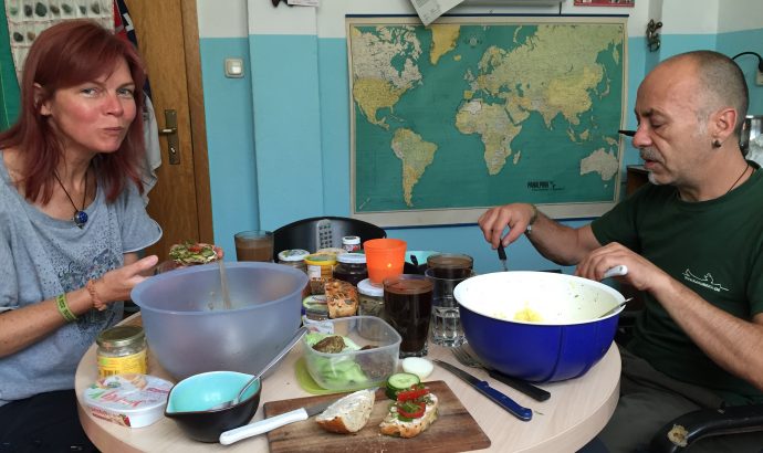 … zwischen Umzugskarton, schmierigen Händen & TV-Angeboten…