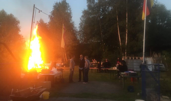 … zwischen Umzugskarton, schmierigen Händen & TV-Angeboten…