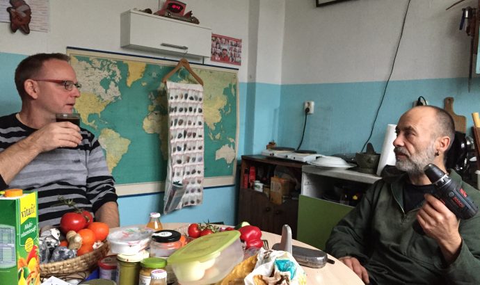 … zwischen Umzugskarton, schmierigen Händen & TV-Angeboten…