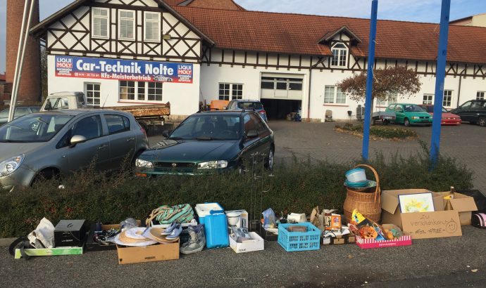 … zwischen Umzugskarton, schmierigen Händen & TV-Angeboten…