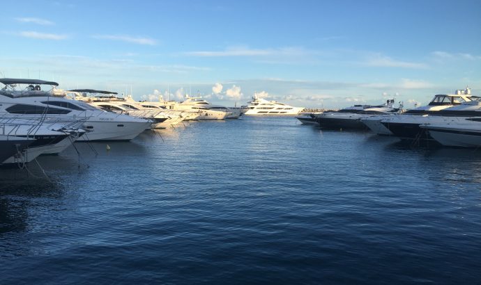 Zwischen Yachten, Luxuskarossen & der (Möchtegern)-High Society