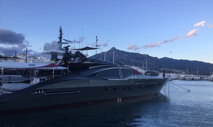 Zwischen Yachten, Luxuskarossen & der (Möchtegern)-High Society