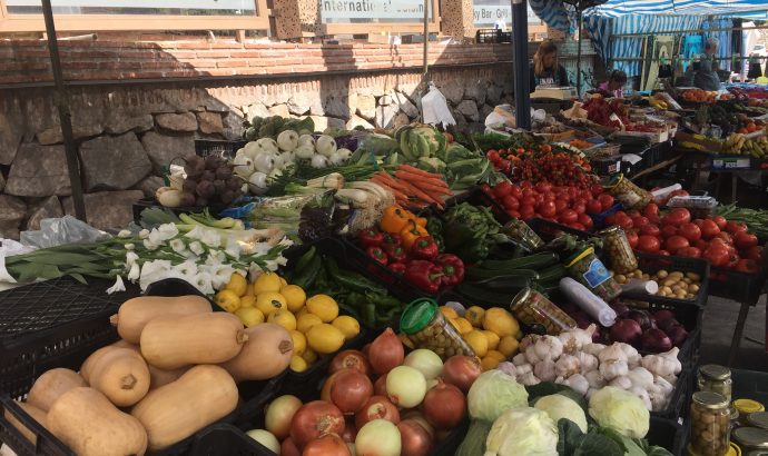 Zwischen Yachten, Luxuskarossen & der (Möchtegern)-High Society