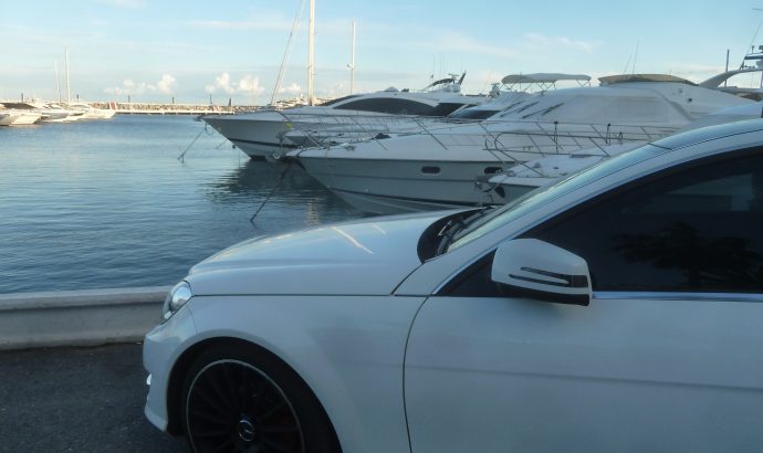 Zwischen Yachten, Luxuskarossen & der (Möchtegern)-High Society