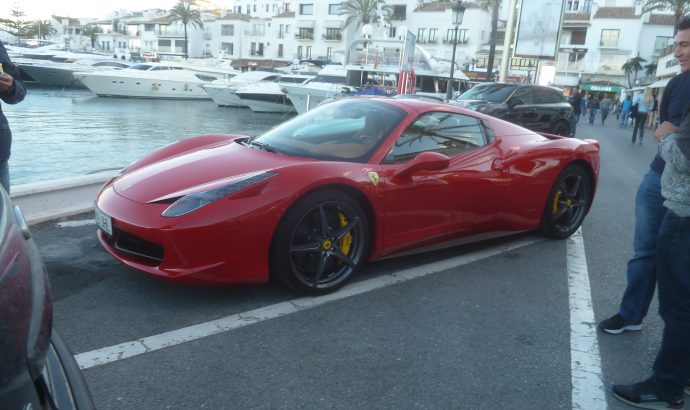 Zwischen Yachten, Luxuskarossen & der (Möchtegern)-High Society